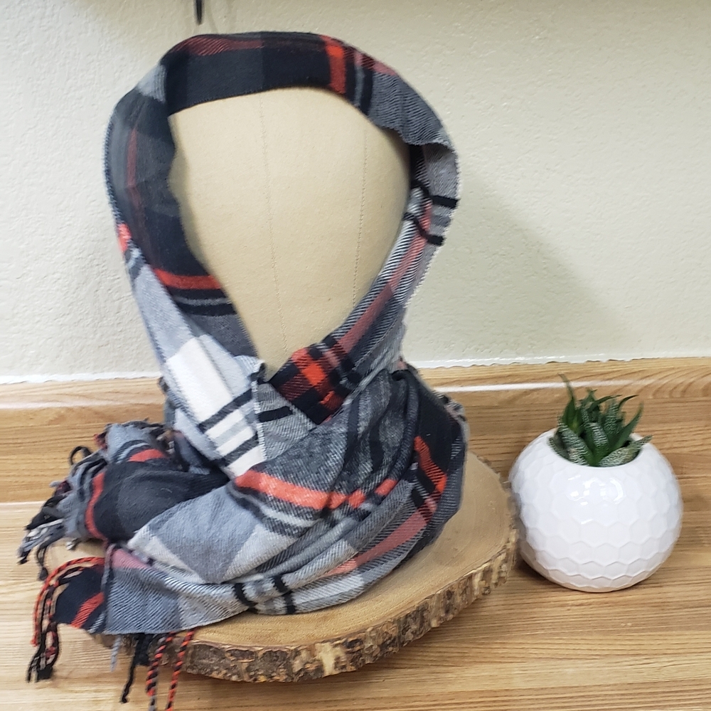Women's plaid scarf